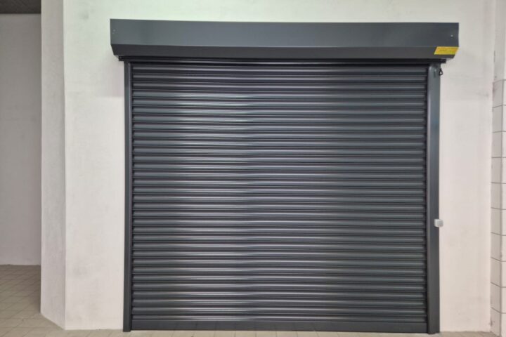 Fayans zeminli kapalı otopark girişine monte edilmiş antrasit renkli galvaniz çelik kepenk