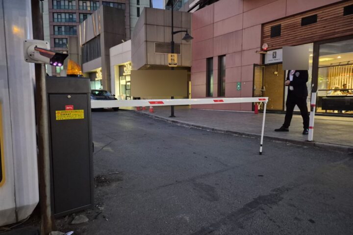 İş merkezi otopark girişindeki kollu bariyer ve kumanda kabini