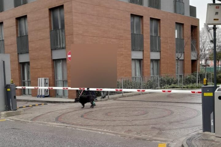 Rezidans araç girişine kurulmuş kollu bariyer sistemi
