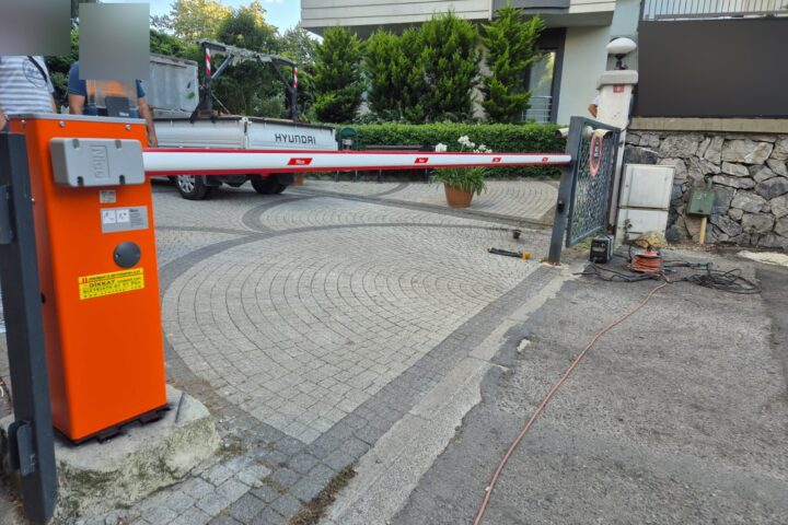 Konut sitesi araç girişine kurulan kollu bariyer ve montaj aşaması